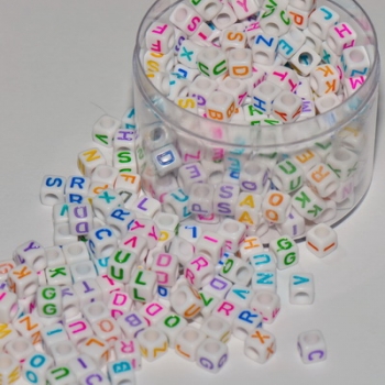 Buchstabenperlen Würfel Kunststoff 6mm weiß mit bunten Buchstaben (50 Gramm in der Dose)